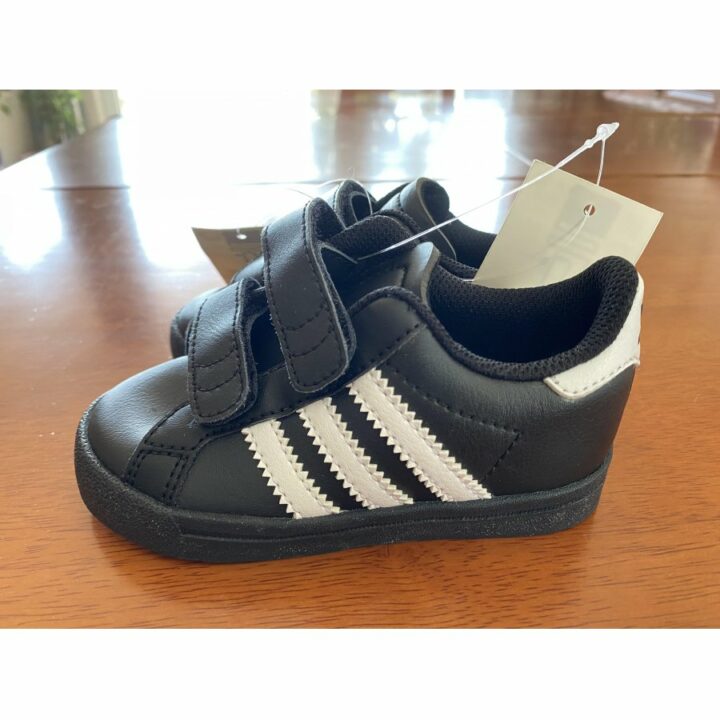 Adidas fekete utcai cipő